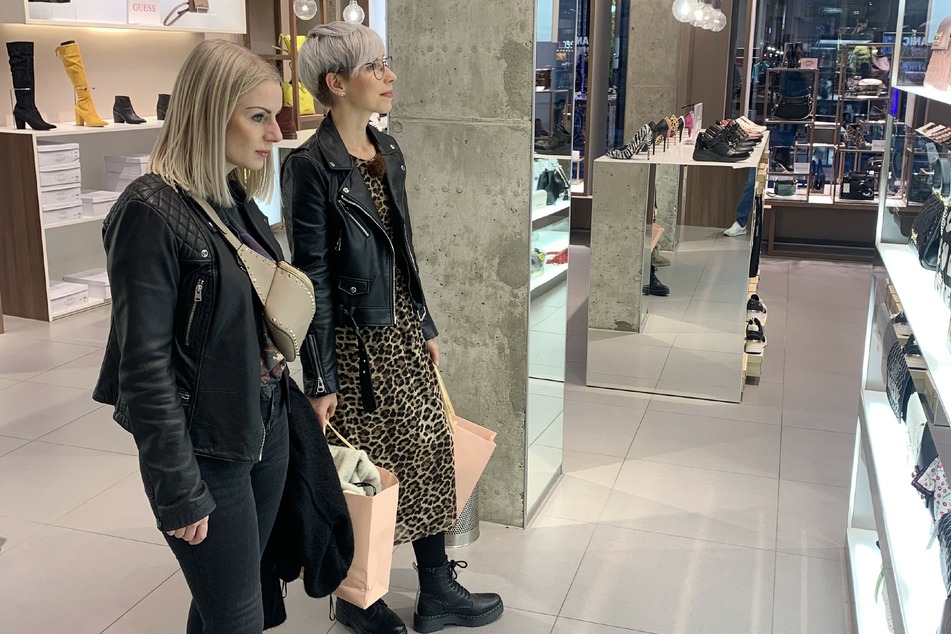 Kandidatin Saskia (31) mit Shopping-Begleitung Julia (29).
