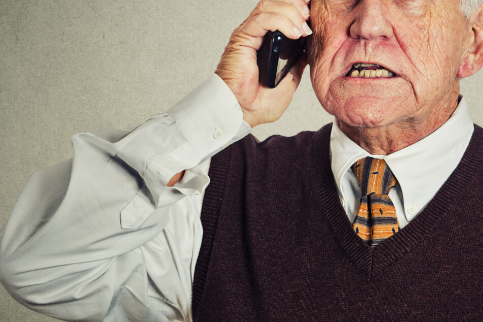 Durch einen sogenannten Schockanruf war der 92-Jährige zur Geldübergabe bewogen worden. (Symbolfoto)