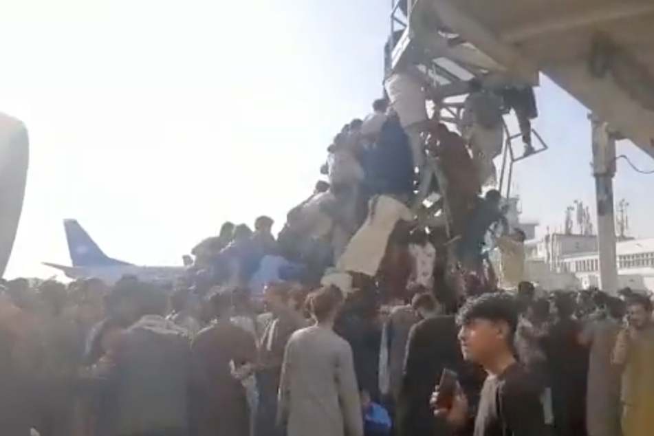 Chaotische Szenen in Kabul: Menschen versuchen, in Flugzeuge zu kommen