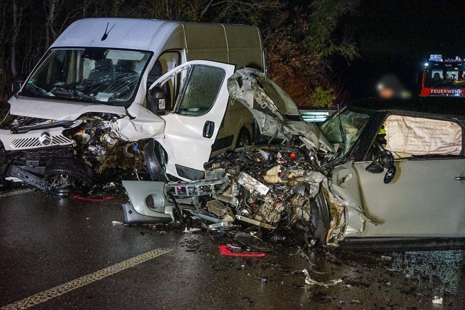 Die Unfallwagen wurden am Abend abgeschleppt. Die Landstraße blieb zeitweise voll gesperrt.