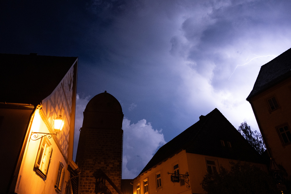 Ein Blitz erleuchtet den Himmel über dem Hattersdorfer Tor in Seßlach, Landkreis Coburg in Oberfranken.