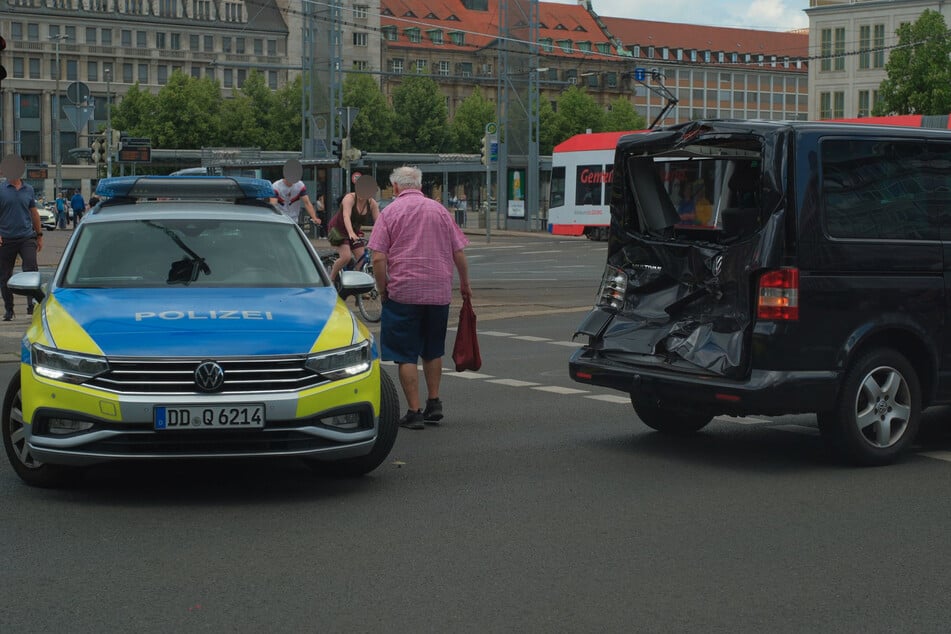 Der VW Bus wurde durch den Unfall stark eingedellt.