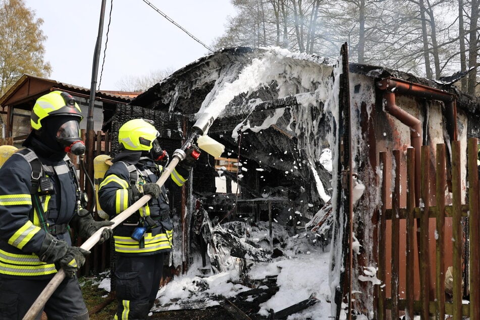 Hier war nichts mehr zu retten: Der Schuppen in Schwarzenberg fackelte fast komplett nieder.