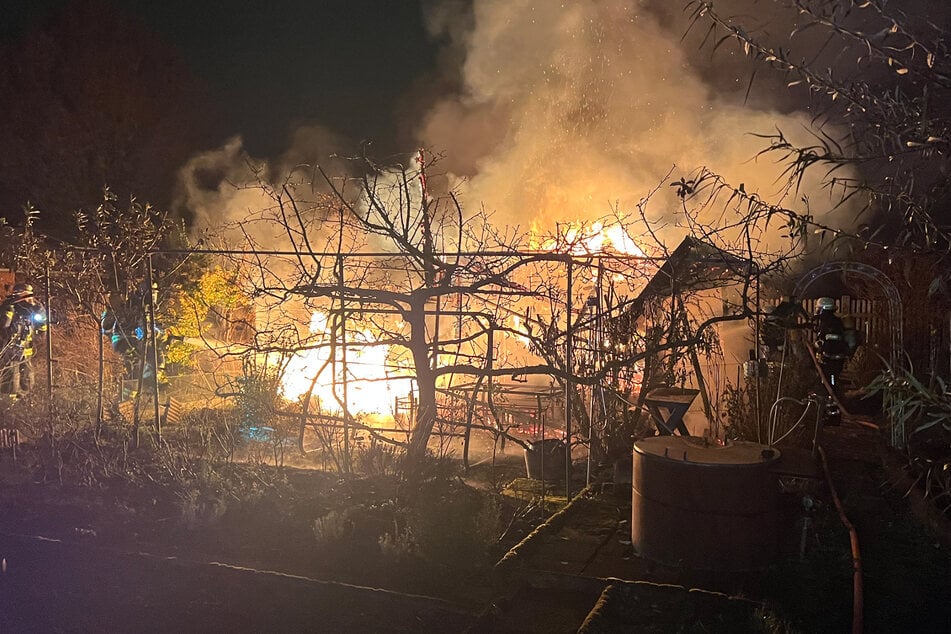 Beim Eintreffen der Rettungskräfte brannte die Gartenhütte bereits lichterloh.