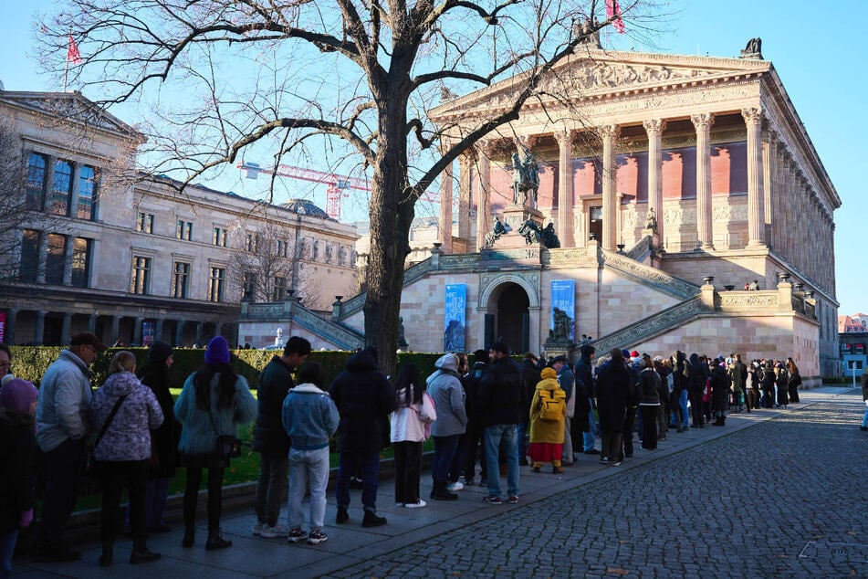 Vor der Alten Nationalgalerie standen sich viele Menschen die Beine in den Bauch, um noch einmal in den Genuss von freiem Eintritt zu kommen.