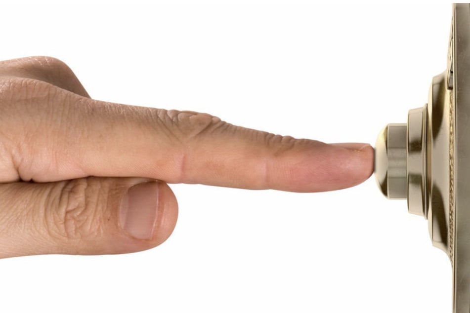 Die Räuber klingelten an der Wohnungstür und der Rentner öffnete. (Symbolbild)