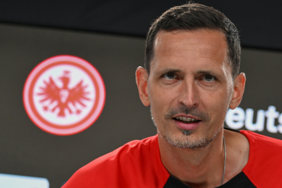 Eintracht Frankfurts Cheftrainer Dino Toppmöller (43) hofft in der Bundesliga-Partie am Freitagabend gegen Mainz 05 auf zwei seiner Afrika-Cup-Rückkehrer bauen zu können.