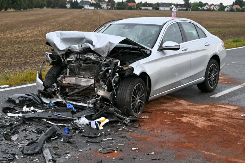 Auch der Mercedes wurde völlig zerstört.