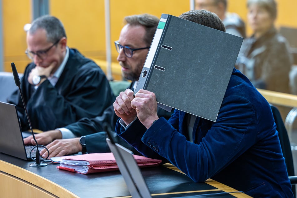Während des ersten Verhandlungstags vergrub sich der Angeklagte dauerhaft hinter einem Aktenordner.