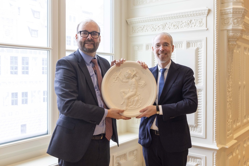Künftiges Wandfresko als symbolische Schlüsselübergabe: Sachsens Finanzminister Christian Piwarz (CDU, 50, l.) und SKD-Generaldirektor Bernd Ebert (54).