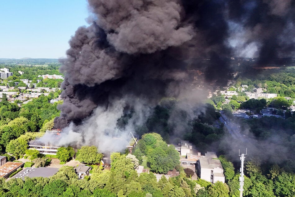 Ein Feuer zerstörte im Mai 2025 einen Großteil des Schulgeländes in Erkrath bei Düsseldorf. (Archivbild)