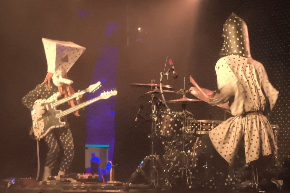 Die beiden Kanadier, die ihr Genre als "Mantra-Rock-Dada-Pythago-Kubistisches-Orchester" bezeichnen, sind bekannt für ihre dadaistische Performance.