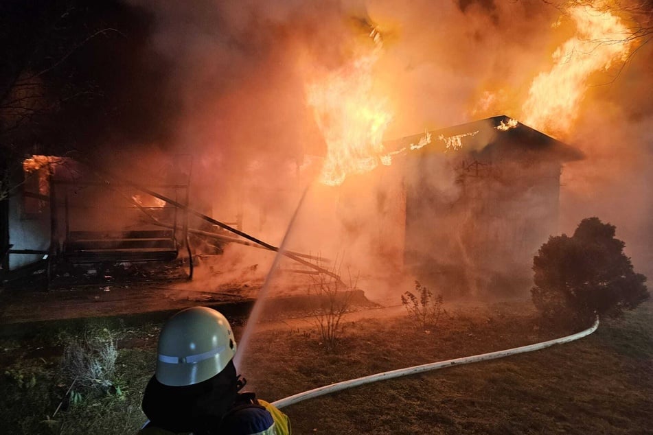 Als die Einsatzkräfte der Feuerwehr eintrafen, stand das Dach schon vollständig in Flammen.