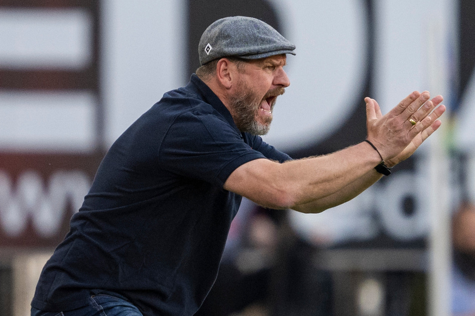 HSV-Coach Steffen Baumgart musste mitansehen, wie seine Mannschaft den Aufstieg endgültig verspielte.