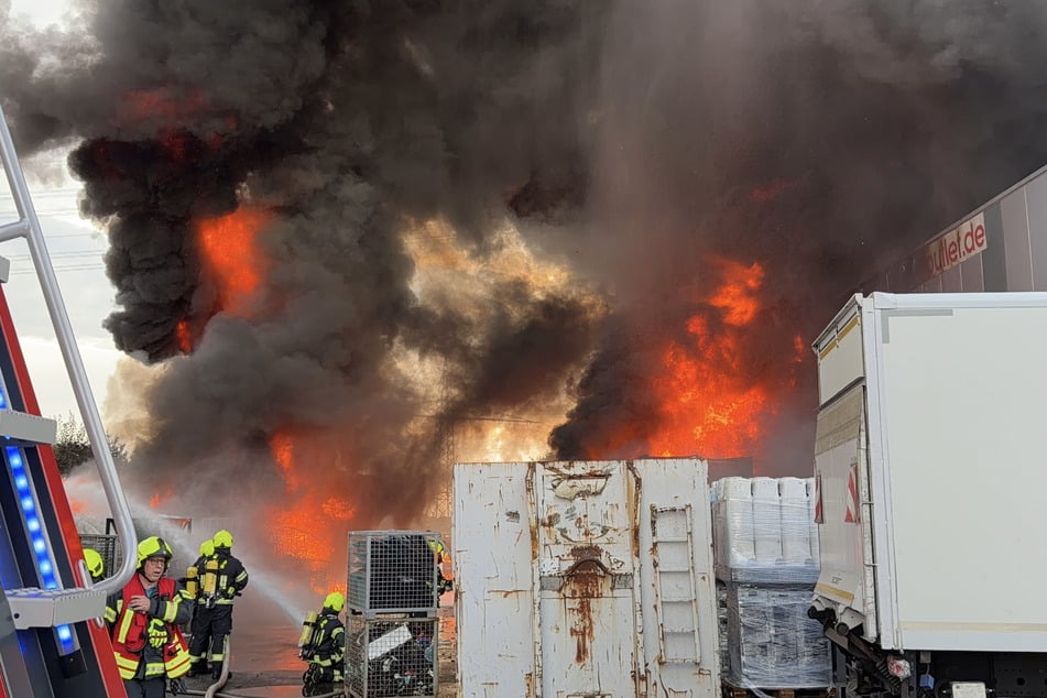 Die Feuerwehr ist mit starken Kräften vor Ort, um die Flammen unter Kontrolle zu bekommen.