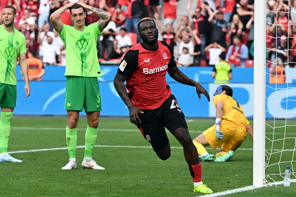 Angreifer Victor Boniface (23, vorn) erzielte in der 93. Minute den vielumjubelten Siegtreffer zum 4:3 für Bayer 04 Leverkusen.