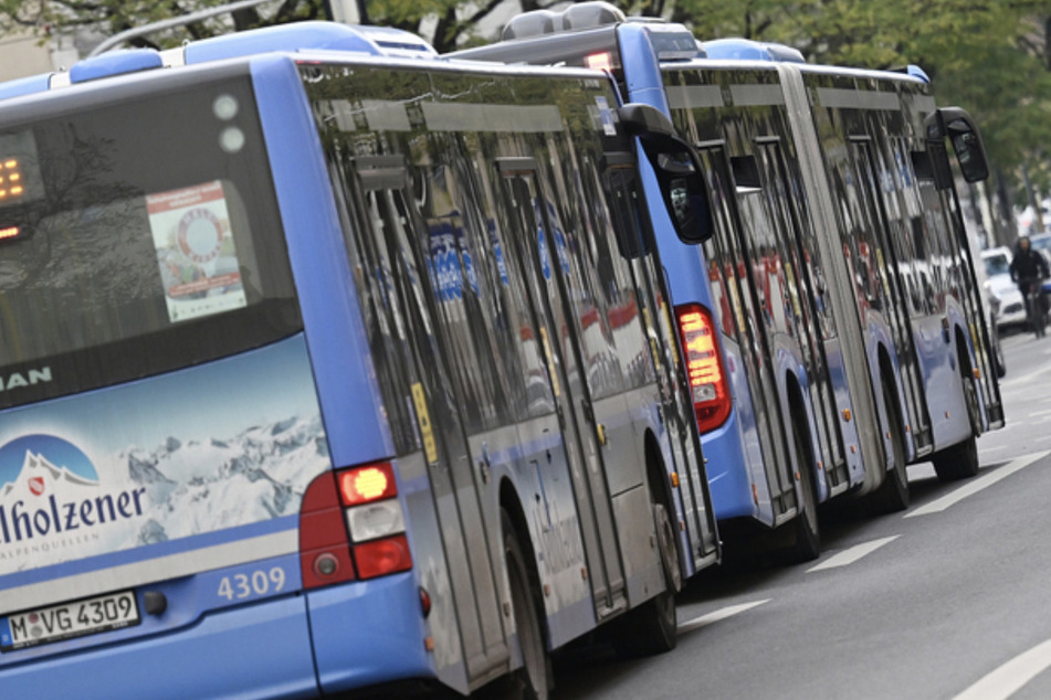 Mehr Busse, weniger Autos - das sieht die Verkehrs-Strategie für Bayern vor.