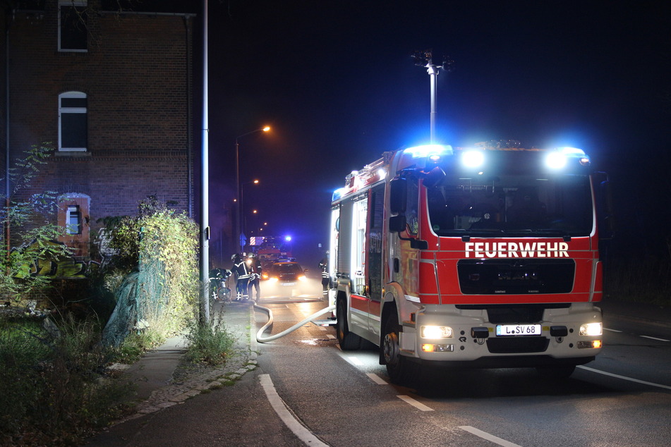 Die Feuerwehr musste in der Nacht in den Stadtteil Leutzsch ausrücken – hier brannte es in einem alten Bahnhofsgebäude.