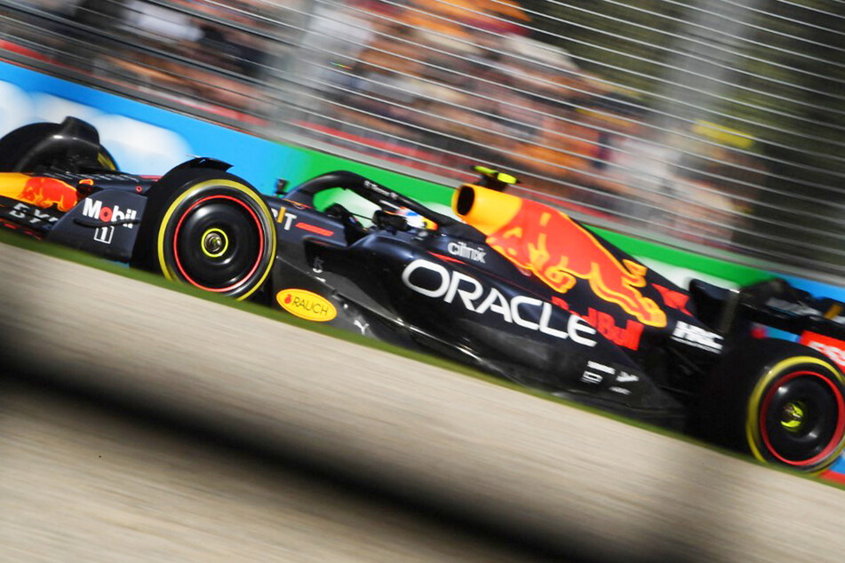 Sergio Perez (32) schnappte sich den zweiten Platz, nachdem sein Teamkollege Verstappen ausgeschieden war.
