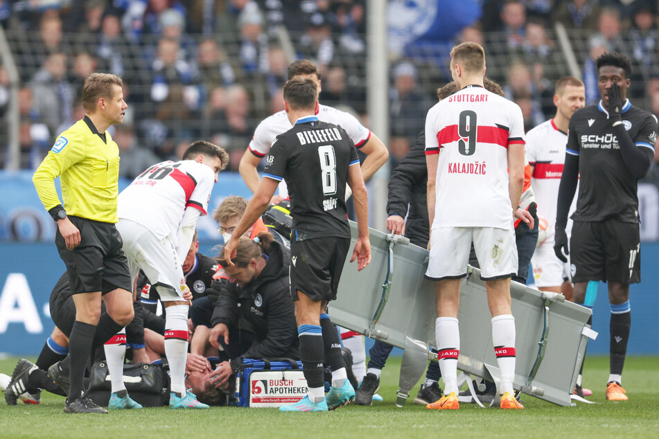 Fabian Klos (34, 3.v.l., am Boden liegend) droht das Saison-Aus. Möglicherweise war sein Auftritt gegen den VfB Stuttgart sein letztes Spiel im Trikot von Arminia Bielefeld.