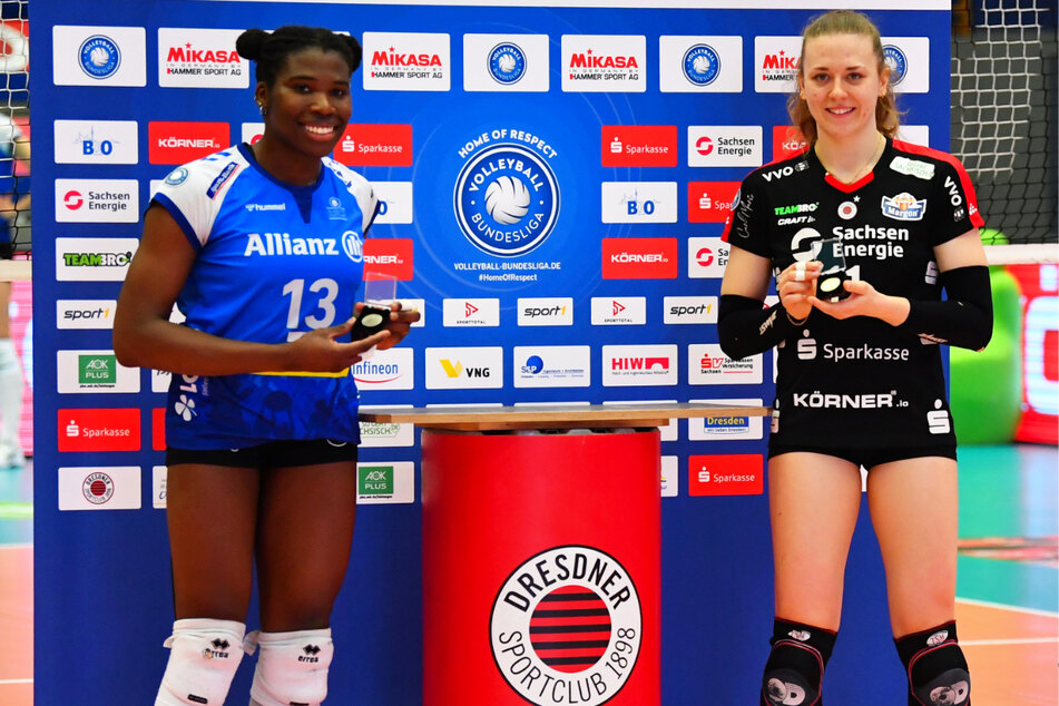 Die Stuttgarterin Krystal Rivers (26, l.) hatte am Sonnabend in Dresden das Nachsehen gegenüber Maja Storck (22). Das DSC-Ass holte sich den Preis der besten Spielerin ab.