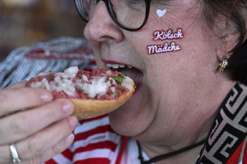 Viele Menschen starten nach Karneval in eine Fastenzeit, die bis Ostern dauert. Da ist das Mettbrötchen dann allerdings tabu.