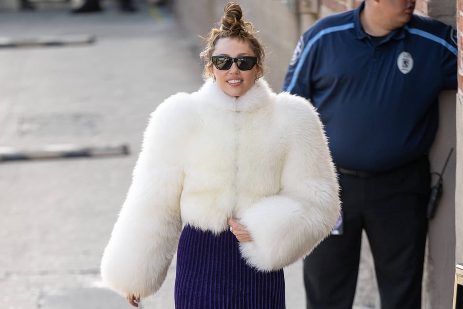 Miley Cyrus (pictured) opened up on past relationship advice from her mom, Tish.