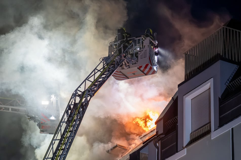 Kameraden der Feuerwehr bei der Bekämpfung des Dachstuhlbrandes, der in der Nacht zu Dienstag in einem Mehrfamilienhaus in Connewitz ausgebrochen war.
