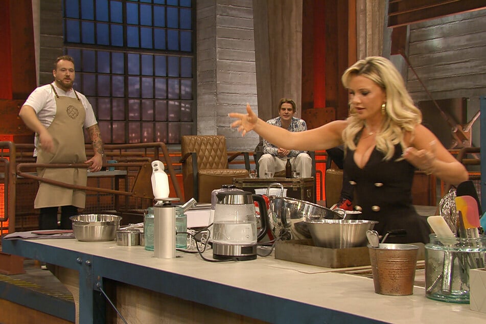 Evelyn Burdecki: "Bist du Single?": Evelyn Burdecki bringt Schlagerstar ins Schwitzen