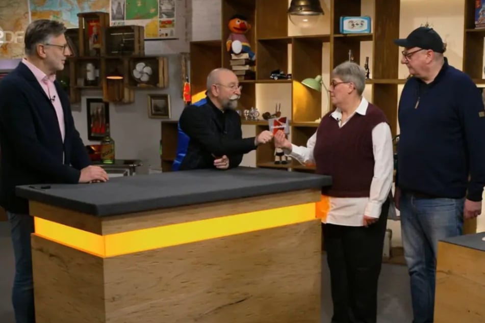 Susanne und Thomas (r.) wollen bei "Bares für Rares" ein geerbtes Designer-Möbelstück zu Geld machen.