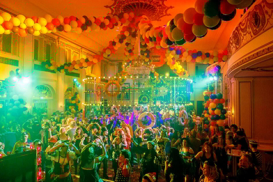 2011 zog der Fasching vom Röschenhof ins Parkhotel um.