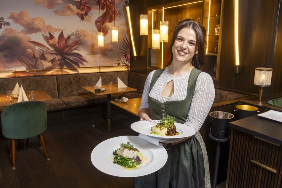 Janina Harwig (25) serviert im "1328" die Hauptgang-Varianten mit Fisch oder Fleisch.