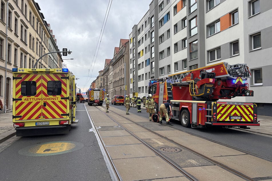 Feuerwehr und Rettungsdienst während eines Küchenbrands auf der Schäferstraße.