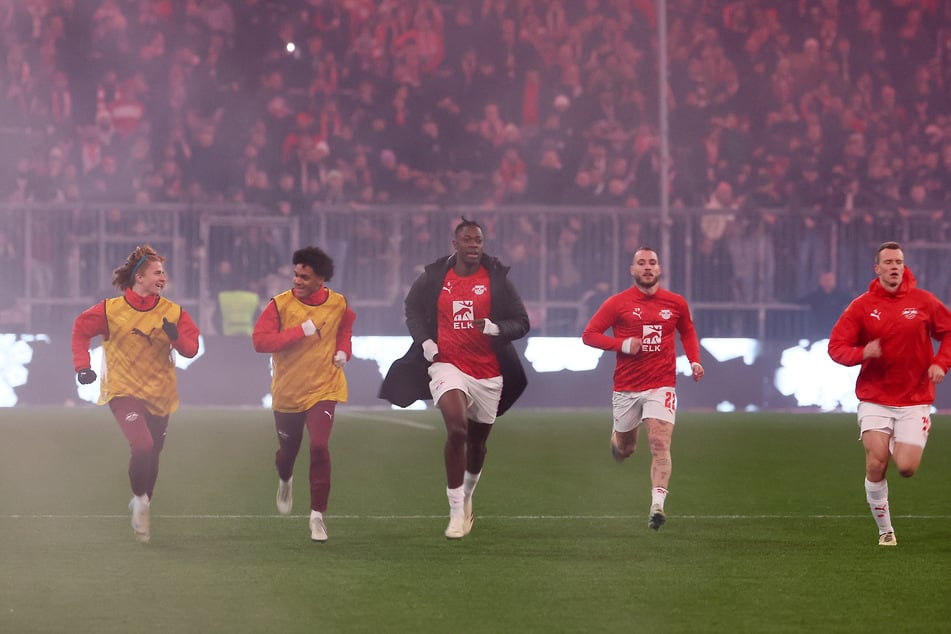 Nach Abpfiff liefen einige Stars von RB Leipzigs am Freitagabend noch zum Auslaufen über den Platz. Das erzürnte einige Fans des FC Bayern München extrem.