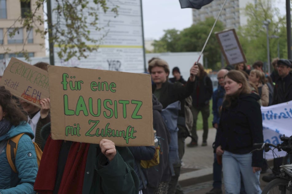 Die Aktivisten gingen unter anderem "für eine Lausitz mit Zukunft" auf die Straße.