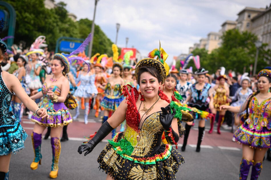 Der Karneval der Kulturen in Berlin 2025 lockte zahlreiche Besucher an. Charakteristisch sind die zahlreichen Kostüme.