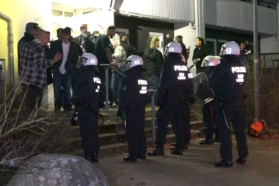 Polizisten hielten die Chaoten in der Silvesternacht in Hamburg-Hausbruch in Schach.