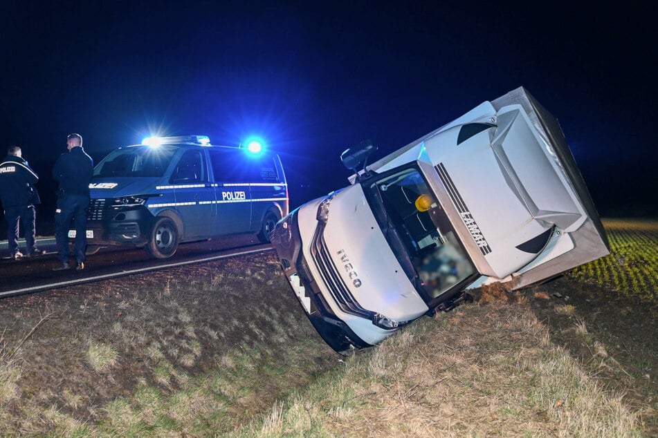 Dienstagnacht kam ein Transporter von der Straße ab und rutschte in einen Graben.