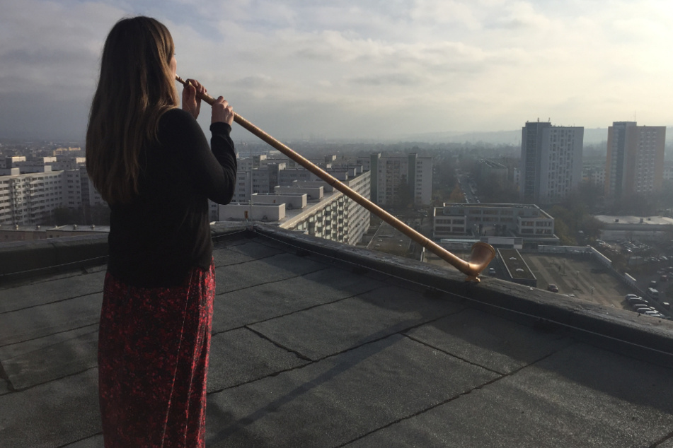 Alphornistin Anna Katharina Schumann bei einer Probe für das Konzert "Himmel über Prohlis".