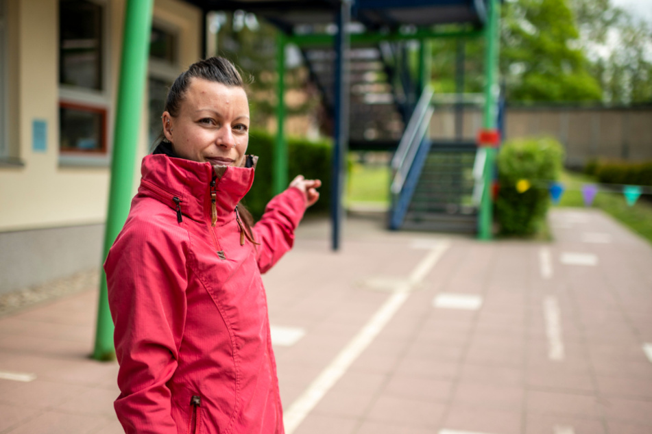 Nur über die Feuertreppe: Anne Thierfelder, Leiterin der Kita in der Comeniusstraße, zeigt auf den Eltern-Zugang.