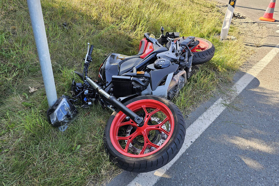 Ein Motorradfahrer (41) wurde bei einem Unfall in Reichenbach (Vogtland) schwer verletzt. Die Maschine krachte mit einem Laster zusammen.