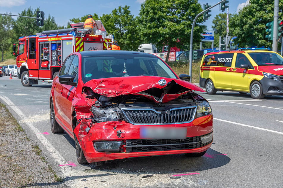 Auf der B180 in Stollberg sind ein Skoda und ein VW zusammengestoßen.