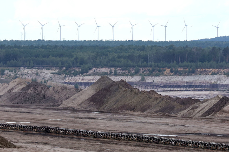 Tagebau Nochten live: Rund 45 Windräder sind am Rande des Tagebaus Nochten vom Aussichtspunkt Weißwasser aus zählbar - 21 weitere WKA sollen hinzukommen.