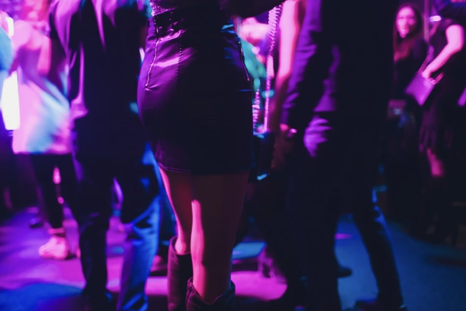 Der Tatverdächtige wird nach dem Angriff auf der Tanzparty gesucht. (Symbolfoto)