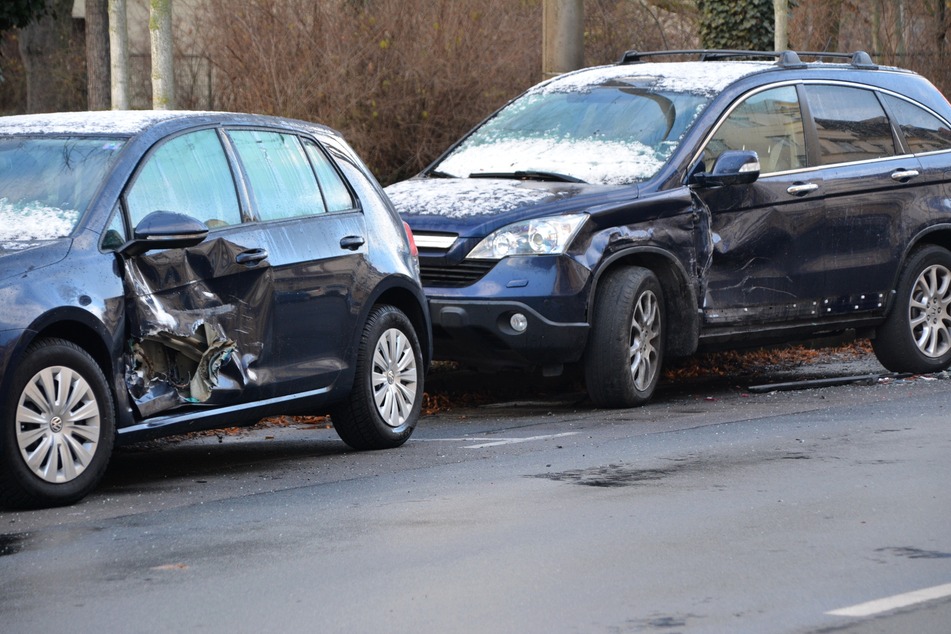 Eine Frau krachte in der Nacht von Montag auf Dienstag in zwei Autos am Straßenrand.