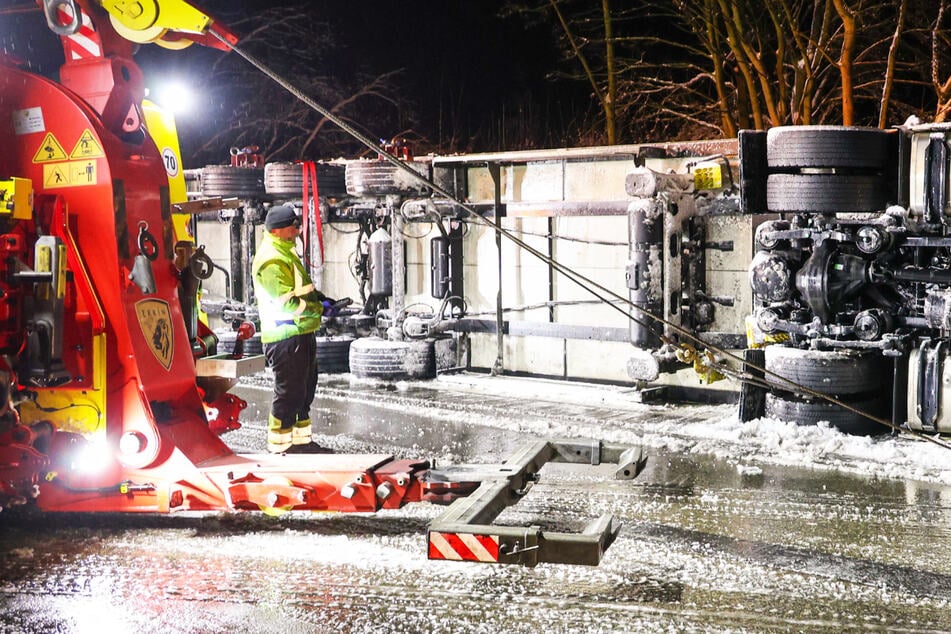 Glätteunfall auf der A7 in Osthessen: Ein Lastwagen lag in der Folge zwischen Homberg und Bad Hersfeld auf der Seite.