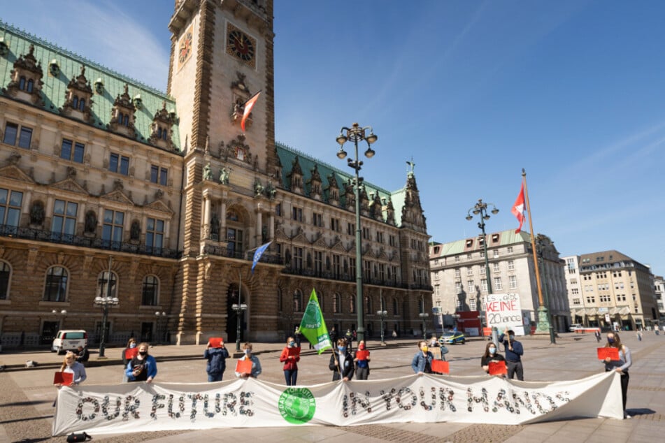 Fridays for Future-Aktivisten demonstrieren auf dem Rathausmarkt in Hamburg. (Archivbild)