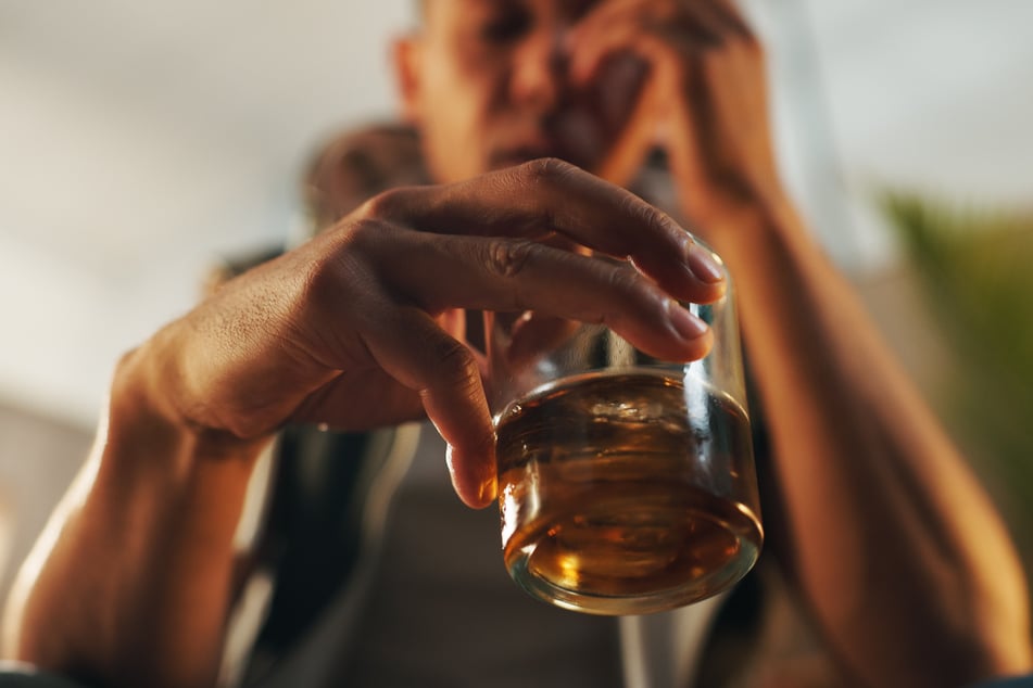 Männer greifen gern mal zum Alkohol, wenn sie in ein Loch fallen.