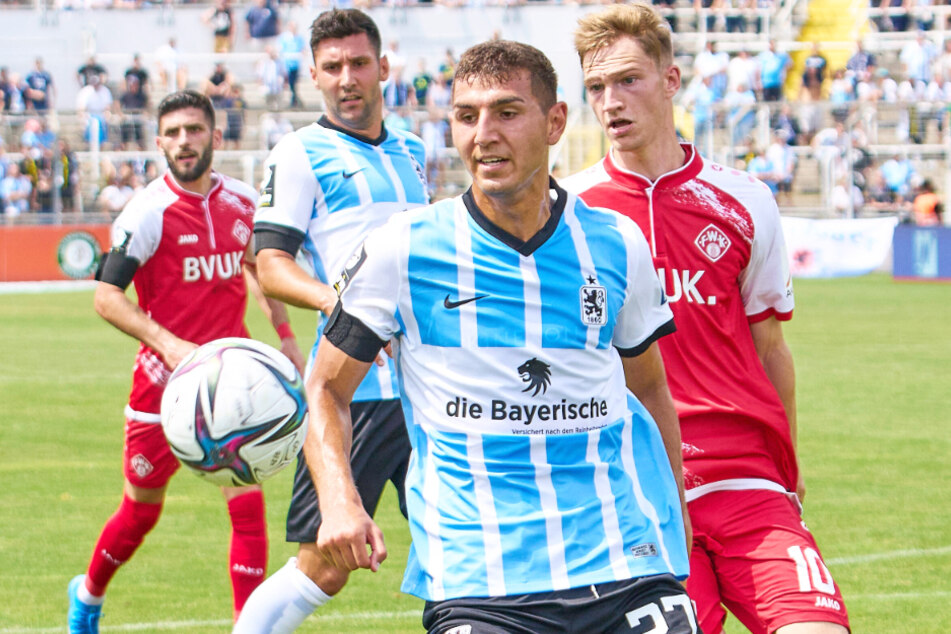 Für Semi Belkahia (22, vorn) war beim 1:0-Sieg gegen die Würzburger Kickers in der 3. Liga bereits vor der Pause verletzungsbedingt Schluss.