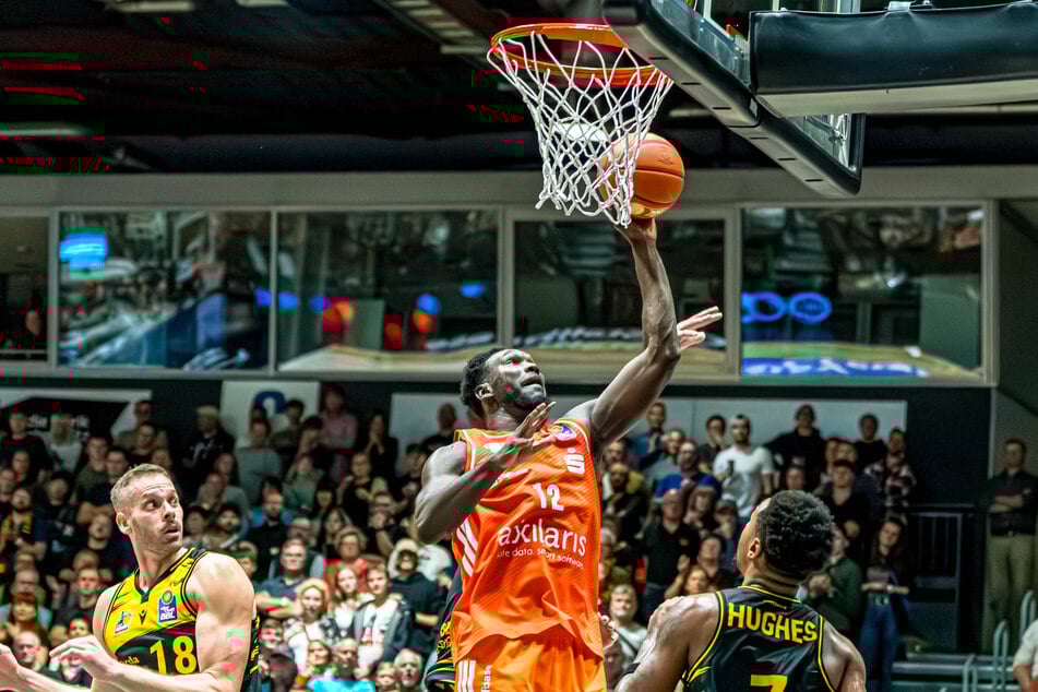 Stutzte die Riesen: Amadou Sow (26), hier beim Dunk, ragte bei der Energieleistung gegen Ludwigsburg mit 28 Punkten heraus.